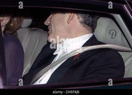 Der britische Premierminister Gordon Brown, der weiße Krawatte trägt, kommt zu Ehren des Saudi-arabischen Königs Abdullah beim Staatsbankett im Buckingham Palace in London an. Mit dem Kauf eines Â£3,000 Maßanzugs durch den Premierminister von Gieves & Hawkes endet seine jahrzehntelange Weigerung, sich für formelle Anlässe zu kleiden. Stockfoto