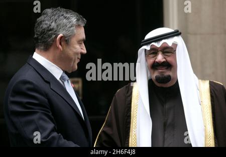 Premierminister Gordon Brown trifft König Abdullah von Saudi-Arabien in der Downing Street in London, um über Terrorismusbekämpfung, den Nahen Osten, den Irak und den Iran zu sprechen. Stockfoto