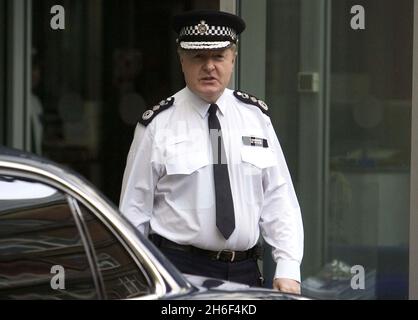 Sir Ian Blair entdeckte, dass er New Scotland Yard verließ. Der Metropolitan Police Commissioner steht unter Druck, zurückzutreten, nachdem ein Gerichtsverfahren die Met Police 2005 für schuldig befunden hat, den unschuldigen Brasilianer Jean Charles de Menezes getötet zu haben, als er für einen Selbstmordattentäter gehalten wurde. 07870209766 Stockfoto