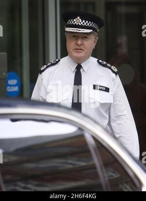 Sir Ian Blair entdeckte, dass er New Scotland Yard verließ. Der Metropolitan Police Commissioner steht unter Druck, zurückzutreten, nachdem ein Gerichtsverfahren die Met Police 2005 für schuldig befunden hat, den unschuldigen Brasilianer Jean Charles de Menezes getötet zu haben, als er für einen Selbstmordattentäter gehalten wurde. 07870209766 Stockfoto