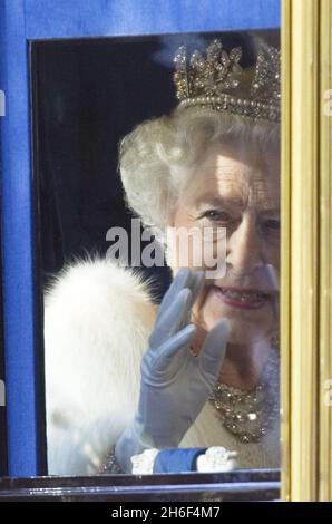 Königin Elizabeth II. Und Prinz Philip, Herzog von Edinburgh, nehmen an der Eröffnung des Parlaments in London Teil. Stockfoto