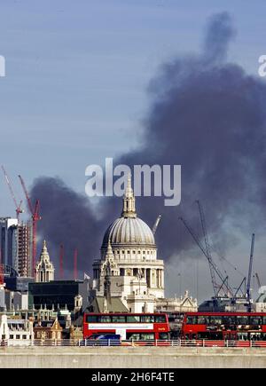 Rauchbälge von einem Großbrand auf dem Olympischen Gelände von 2012 in Stratford, im Osten Londons. Feuerwehrleute hatten es mit dem Großbrand zu tun, der vermutlich in einer stillgefachten Fabrik in Stratford zu finden war. Stockfoto