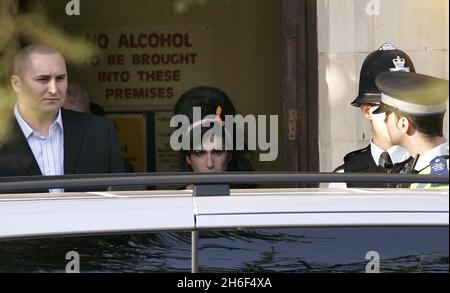 Amy Winehouse wird am Nachmittag beim Snaresbrook Crown Court in London abfotografiert, nachdem ihr Mann Blake Fielder-Civil vor Gericht aufgetreten war, nachdem er angeklagt wurde, den Kurs der Gerechtigkeit zu pervertieren. 07870209766 Stockfoto