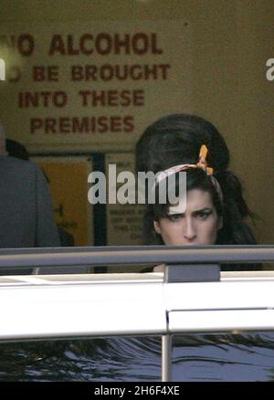 Amy Winehouse wird am Nachmittag beim Snaresbrook Crown Court in London abfotografiert, nachdem ihr Mann Blake Fielder-Civil vor Gericht aufgetreten war, nachdem er angeklagt wurde, den Kurs der Gerechtigkeit zu pervertieren. 07870209766 Stockfoto