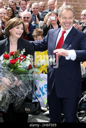 Foto vom 10/05/2007 des Bauträgers, der der Labour Party, David Abrahams (abgebildet hinter Tony Blair und seiner Frau Cherie - ganz links in der Ecke), im Mai dieses Jahres in Sedgefield 600,000 Â£gespendet hat, als der ehemalige Premierminister seinen Rücktritt ankündigte. Stockfoto