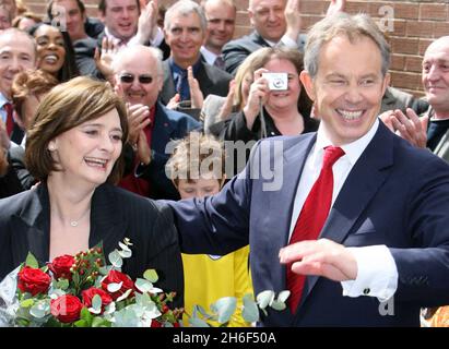 Foto vom 10/05/2007 des Bauträgers, der der Labour Party, David Abrahams (abgebildet hinter Tony Blair und seiner Frau Cherie - ganz links in der Ecke), im Mai dieses Jahres in Sedgefield 600,000 Â£gespendet hat, als der ehemalige Premierminister seinen Rücktritt ankündigte. Stockfoto