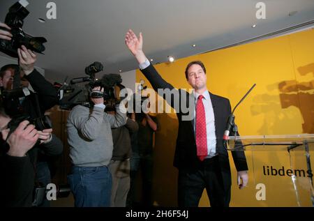 Der liberal-demokratische Spitzenkandidat Nick Clegg, nachdem er in Zentral-London zum neuen Vorsitzenden der Liberaldemokraten gewählt wurde. Stockfoto