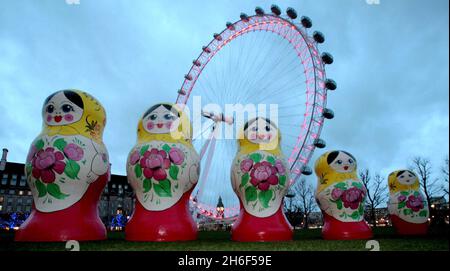 Neben dem British Airways London Eye, London, werden fünf große russische Nestpuppen, bekannt als Matroschka, enthüllt. Das vierte jährliche Russische Winterfestival, eine Feier der russischen Kultur in der Hauptstadt, findet am Sonntag, den 13. Januar, zwischen 1200 und 1930 Uhr auf dem Trafalgar Square statt. Stockfoto