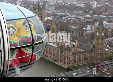 Fünf große russische Nestpuppen, bekannt als Matroschka, sind im British Airways London Eye in London zu sehen. Das vierte jährliche Russische Winterfestival, eine Feier der russischen Kultur in der Hauptstadt, findet am Sonntag, den 13. Januar, zwischen 1200 und 1930 Uhr auf dem Trafalgar Square statt. Stockfoto