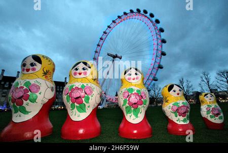 Neben dem British Airways London Eye, London, werden fünf große russische Nestpuppen, bekannt als Matroschka, enthüllt. Das vierte jährliche Russische Winterfestival, eine Feier der russischen Kultur in der Hauptstadt, findet am Sonntag, den 13. Januar, zwischen 1200 und 1930 Uhr auf dem Trafalgar Square statt. Stockfoto