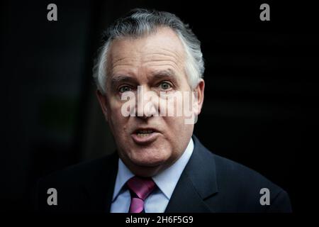 Peter Hain spricht heute vor dem Caxton House über Pressegespräche, nachdem er seinen Rücktritt aus dem Kabinett eingereicht hatte. Herr Hain sagte, dass er seinen Namen löschen wollte, als die Polizei eine Untersuchung zu Spenden für seine stellvertretende Führungskampagne begann. Herr Hain telefonierte um 11.30 Uhr mit Premierminister Gordon Brown, nachdem er von der Wahlkommission darüber informiert worden war, dass sie den Fall, der 000 betraf, an die Metropolitan Police überweisen würden. Es ist klar, dass Herr Hain zu diesem Zeitpunkt seinen Rücktritt „ohne Zögern“ angeboten hat, und er wurde von Herrn Brown rasch akzeptiert. Stockfoto