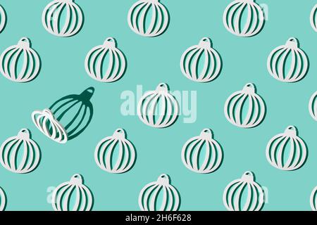 Weihnachten Hintergrund. Kugelmuster. Weihnachtsbaum Spielzeug, weiße Holzkugel auf blau. Kreatives Konzept. Weihnachtsbaumschmuck. Moderne Einrichtung in Öko-Optik. Minimalismus. Pastelltöne. Das einfache Muster des neuen Jahres. Stockfoto