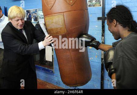 Boris Johnson - konservativer Kandidat für den Bürgermeister von London auf dem Wahlkampfweg in Tottenham, London, wo er das London Boxing Academy Community Project besuchte. Stockfoto