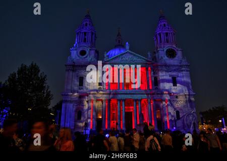 Die Gesichter von Soldaten projizierten sich auf die St. Paul's Cathedral, als Tausende von Menschen sich an diesem Abend Prinz William und Prinz Harry zum City Salute Sunset-Fest in der St. Paul's Cathedral im Zentrum von London gesellten. Die Veranstaltung, an der auch Joss Stone und Ross Kemp teilnahmen, gehörte zu den britischen Streitkräften und wird Geld für den verwundeten Krieg sammeln. Stockfoto