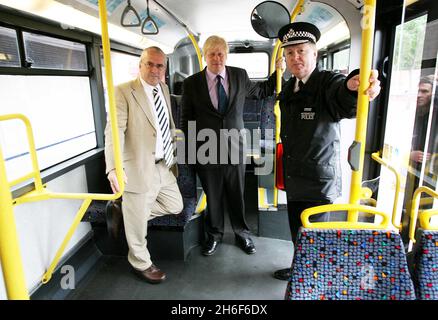 Der Londoner Bürgermeister Boris Johnson startet „Safety on the Buses“ zusammen mit Peter Hendy und Sir Ian Blair in West Croydon, London. Stockfoto