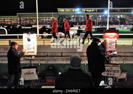 Eines der letzten Bilder, die von der Walthamstow-Hundestrecke in East London aufgenommen wurden, bevor die Direktoren bekannt gaben, dass das Stadion bis zum 1. September 2008 an Bauträger verkauft werden soll, wobei die Rennen voraussichtlich bis Mitte August 2008 stattfinden werden. Eröffnet 1933 von William Chandler und immer noch im Besitz der Familie Chandler Walthamstow Hundestrecke hat die größte Teilnahme und Einnahmen aus Glücksspiel als jede andere Hunderennbahn in Großbritannien mit einer Kapazität für über 5,000 Zuschauer. Stockfoto