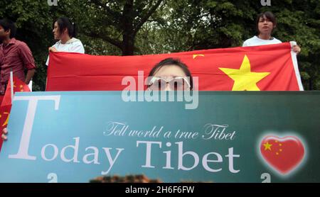 Pro-China-Demonstranten werden heute bei einem Besuch des Dalai Lama vor der Royal Albert Hall im Zentrum von London abgebildet. Stockfoto