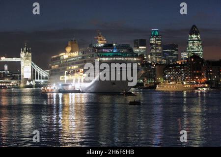 Die Azamara Journey fährt die Themse und die Tower Bridge der Zwerge in London hinauf. Stockfoto