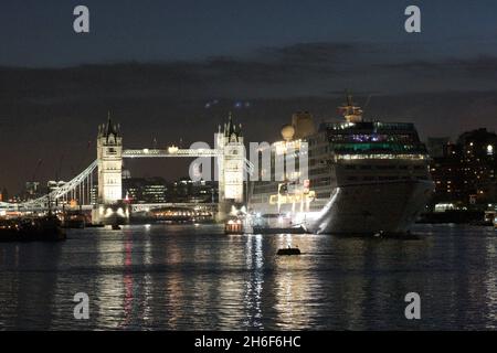 Die Azamara Journey fährt die Themse und die Tower Bridge der Zwerge in London hinauf. Stockfoto