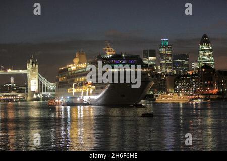 Die Azamara Journey fährt die Themse und die Tower Bridge der Zwerge in London hinauf. Stockfoto