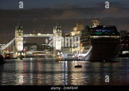 Die Azamara Journey fährt die Themse und die Tower Bridge der Zwerge in London hinauf. Stockfoto