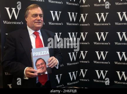 Der ehemalige stellvertretende Premierminister John Prescott signiert Kopien seiner Autobiographie „Prezza: Pulling No Punches“ bei Waterstones im Leadenhall Market, London. Stockfoto