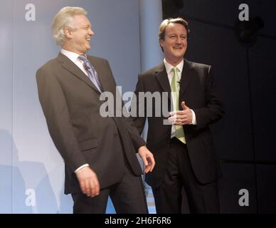 Datei-Foto vom 29/11/2005 von David Davis und David Cameron während der Ankündigung des nächsten konservativen Parteivorsitzenden an der Royal Academy in London. Stockfoto