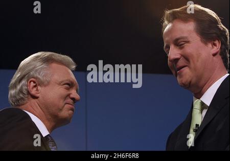 Datei-Foto vom 29/11/2005 von David Davis und David Cameron während der Ankündigung des nächsten konservativen Parteivorsitzenden an der Royal Academy in London. Stockfoto