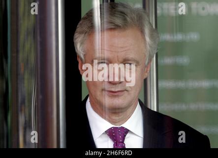 Datei-Foto vom 16/10/2005 von Tory Führung hoffnungsvoll David Davis verlassen die Dimbleby TV Show in London heute. Stockfoto