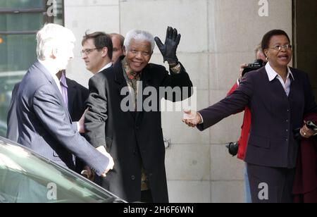 Nelson Mandela kommt am Freitag vor seinem Konzert zum 90. Geburtstag im Dorchester Hotel in London an. Der Politiker wird voraussichtlich am Mittwoch eine Dinnerparty mit Prominenten und führenden Persönlichkeiten der Welt veranstalten, darunter Premierminister Gordon Brown. Stockfoto