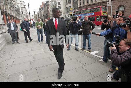 Dwain Chambers verlässt den High Court in London, nachdem er seinen Appell verloren hatte, sein lebenslanges Verbot des Wettkampfes bei Olympischen Spielen aufzuheben. Sprinter Dwain Chambers verlor heute seinen Antrag auf Teilnahme an den Olympischen Spielen im nächsten Monat in Peking am High Court. Justice Mackay weigerte sich, eine Verfügung zu erteilen, um ein lebenslanges Verbot von Chambers, die an den Olympischen Spielen teilnehmen, vorübergehend auszusetzen. Das Verbot wurde von der British Olympic Association (BOA) aufgrund seines selbstgestandenen Einsatzes leistungssteigernder Drogen in der Vergangenheit verhängt. Stockfoto