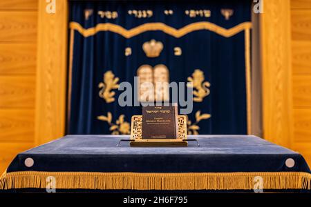 Gelsenkirchen, Deutschland. November 2021. Eine Tora (Jiddisch: Tojre), der erste Teil der hebräischen Bibel Tanach, wird auf einem Ständer im Gebetsraum der Neuen Synagoge aufgestellt. Kredit: David Inderlied/dpa/Alamy Live Nachrichten Stockfoto