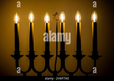 Gelsenkirchen, Deutschland. November 2021. Im Gebetsraum der Neuen Synagoge leuchtet ein siebenarmiger Leuchter (Menorah) mit einem Davidstern in der Mitte. Kredit: David Inderlied/dpa/Alamy Live Nachrichten Stockfoto