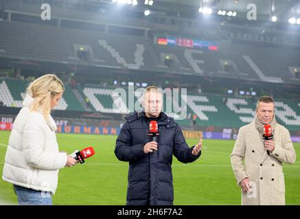 Wolfsburg, Deutschland. 11. November 2021. RTL-Moderatorin Laura PAPENDICK von links nach rechts, Trainer/Bundestrainer Hans-Dieter 'Hansi'-STREIFEN (GER), Fußballexperte Lothar MATTHÄUS während eines Interviews. Fußball-Laenderspiel, WM-Qualifikationsgruppe J Spieltag 9, Deutschland (GER) - Liechtenstein (LIE) 9: 0, am 11.11.2021 in Wolfsburg/Deutschland. â Credit: dpa/Alamy Live News Stockfoto