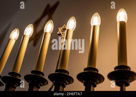 Gelsenkirchen, Deutschland. November 2021. Ein siebenarmiger Leuchter (Menorah) mit einem Davidstern in der Mitte leuchtet im Gebetsraum der Neuen Synagoge. Kredit: David Inderlied/dpa/Alamy Live Nachrichten Stockfoto