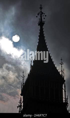 Heute Morgen wurde zum ersten Mal seit zwei Jahren in ganz Großbritannien eine partielle Finsternis gesehen. Bild zeigt: Die Sonnenfinsternis, die heute Morgen über Big Ben gesehen wird. Stockfoto