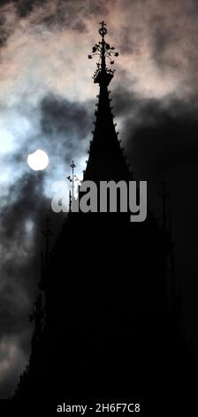 Heute Morgen wurde zum ersten Mal seit zwei Jahren in ganz Großbritannien eine partielle Finsternis gesehen. Bild zeigt: Die Sonnenfinsternis, die heute Morgen über Big Ben gesehen wird. Stockfoto