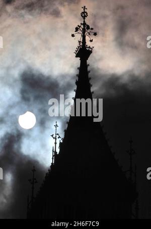 Heute Morgen wurde zum ersten Mal seit zwei Jahren in ganz Großbritannien eine partielle Finsternis gesehen. Bild zeigt: Die Sonnenfinsternis, die heute Morgen über Big Ben gesehen wird. Stockfoto