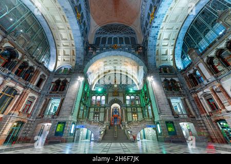 ANTWERPEN, BELGIEN - 5. MÄRZ 2020: Haupthalle des Bahnhofs Antwerpen-Centraal aus dem Jahr 1905. Stockfoto