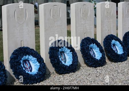 Auf einem kleinen Friedhof im Südwesten Frankreichs versammelten sich heute Veteranen der SAS, um ihre gefallenen Kameraden zu ehren, die vor 64 Jahren von den Deutschen hingerichtet wurden. Stockfoto