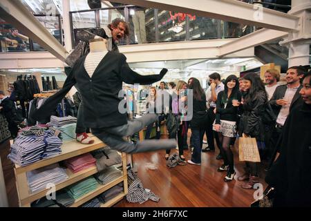 Leadsänger Dave Human von der Rockgruppe A.Human sorgte gestern Abend für Chaos, indem sie die Metallstrahlen der Küste erklommen, als sie einen einzigen kostenlosen Gig in Urban Outfitters, Covent Garden, im Zentrum von London spielten. Stockfoto