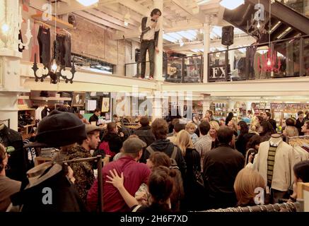 Leadsänger Dave Human von der Rockgruppe A.Human sorgte gestern Abend für Chaos, indem sie die Metallstrahlen der Küste erklommen, als sie einen einzigen kostenlosen Gig in Urban Outfitters, Covent Garden, im Zentrum von London spielten. Stockfoto