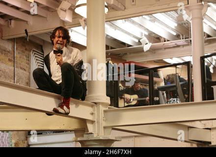 Leadsänger Dave Human von der Rockgruppe A.Human sorgte gestern Abend für Chaos, indem sie die Metallstrahlen der Küste erklommen, als sie einen einzigen kostenlosen Gig in Urban Outfitters, Covent Garden, im Zentrum von London spielten. Stockfoto