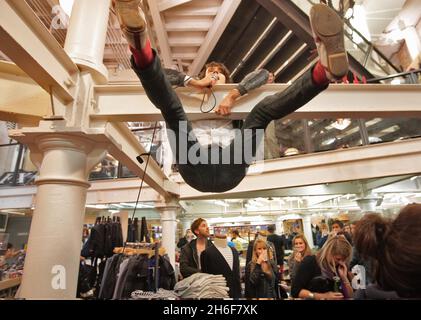 Leadsänger Dave Human von der Rockgruppe A.Human sorgte gestern Abend für Chaos, indem sie die Metallstrahlen der Küste erklommen, als sie einen einzigen kostenlosen Gig in Urban Outfitters, Covent Garden, im Zentrum von London spielten. Stockfoto