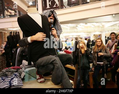 Leadsänger Dave Human von der Rockgruppe A.Human sorgte gestern Abend für Chaos, indem sie die Metallstrahlen der Küste erklommen, als sie einen einzigen kostenlosen Gig in Urban Outfitters, Covent Garden, im Zentrum von London spielten. Stockfoto