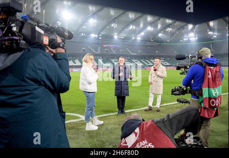 Wolfsburg, Deutschland. 11. November 2021. RTL-Moderatorin Laura PAPENDICK von links nach rechts, Trainer/Bundestrainer Hans-Dieter 'Hansi'-STREIFEN (GER), Fußballexperte Lothar MATTHÄUS während eines Interviews. Fußball-Laenderspiel, WM-Qualifikationsgruppe J Spieltag 9, Deutschland (GER) - Liechtenstein (LIE) 9: 0, am 11.11.2021 in Wolfsburg/Deutschland. â Credit: dpa/Alamy Live News Stockfoto