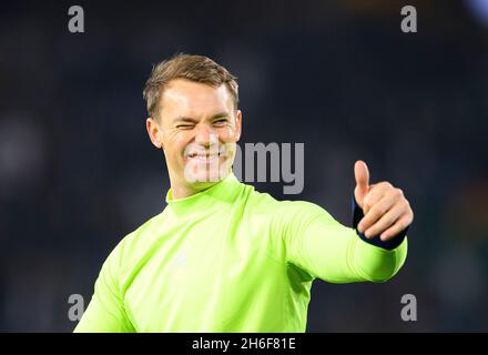 Torwart Manuel NEUER (GER) Geste, Geste, Gesichtsausdruck, Daumen zeigt nach oben. Fußball-Laenderspiel, WM-Qualifikationsgruppe J Spieltag 9, Deutschland (GER) - Liechtenstein (LIE) 9: 0, am 11.11.2021 in Wolfsburg / Deutschland. Â Stockfoto