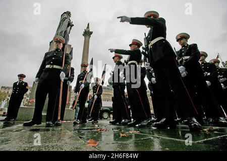 Die jährliche Trafalgar Day Parade findet auf dem Trafalgar Square statt, um die Erinnerung an Admiral Lord Nelson und den Sieg bei der Schlacht von Trafalgar zu ehren. Stockfoto