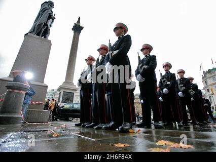 Die jährliche Trafalgar Day Parade findet auf dem Trafalgar Square statt, um die Erinnerung an Admiral Lord Nelson und den Sieg bei der Schlacht von Trafalgar zu ehren. Stockfoto