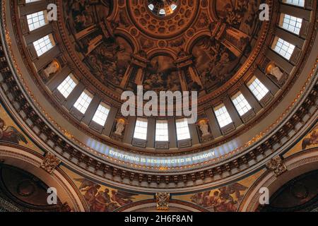 Nur eine Woche lang wurde die flüsterende Galerie in der St. Pauls-Kathedrale zu einer Leinwand für Textprojektionen, die vom Dekan und dem Kapitel der St. PaulÃ•-Kathedrale in Auftrag gegeben wurde. Das Projekt will die Frage beantworten: Ã Was macht das moderne Leben bedeutungsvoll und was bedeutet St. PaulÃ•in diesem zeitgenössischen Kontext für uns im Jahr 2008?“. Das Fragezeichen im Inneren markiert den 300. Jahrestag des Richtens aus der Kathedrale. Stockfoto